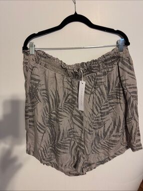 Jane and Delancey SZ 2X shades of gray leaf pattern shorts  nwt